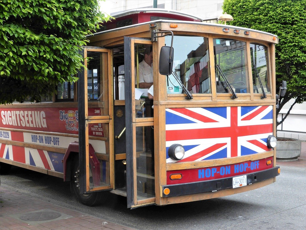 #19 - The Rushed "Highlights" Motor Coach Tour That Stops Nowhere Long Enough to Matter (Image Credits: Pixabay)
